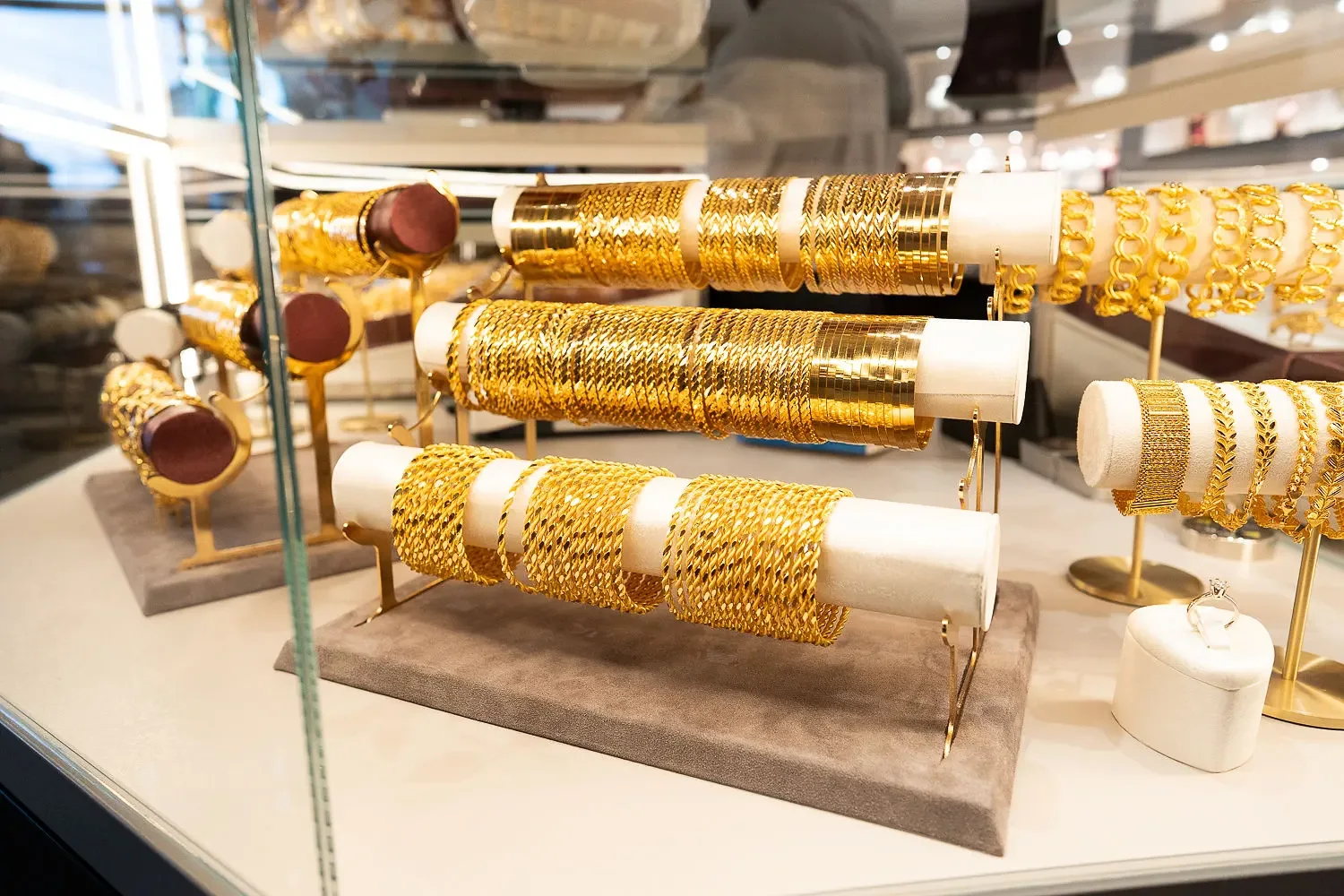 Vitrine mit Goldarmreifen und Gliederarmbändern bei PF Jewelry in Dietzenbach