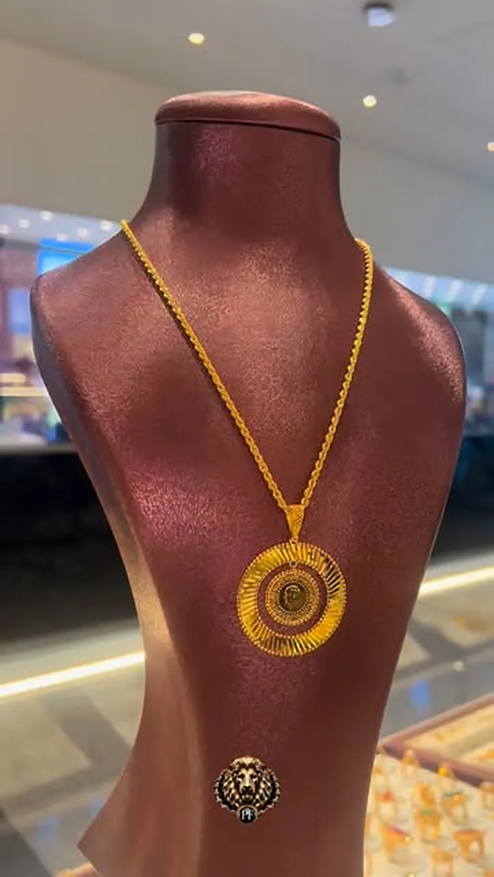 Goldkette mit rundem Medaillon auf Büste