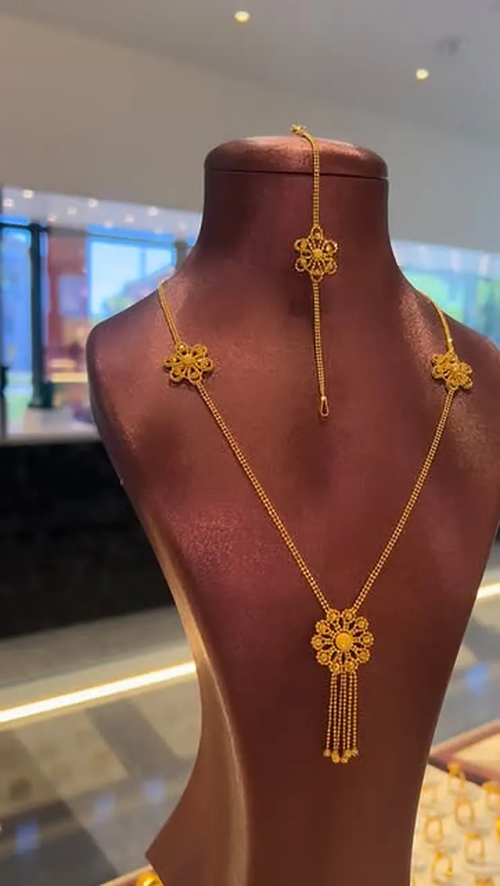 Goldcollier mit filigranen Blütenelementen