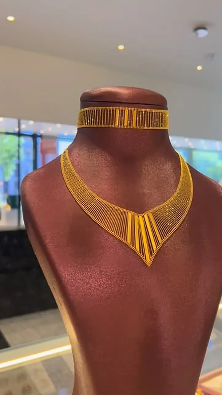 Gold-Collier mit Choker und Statement-Anhänger