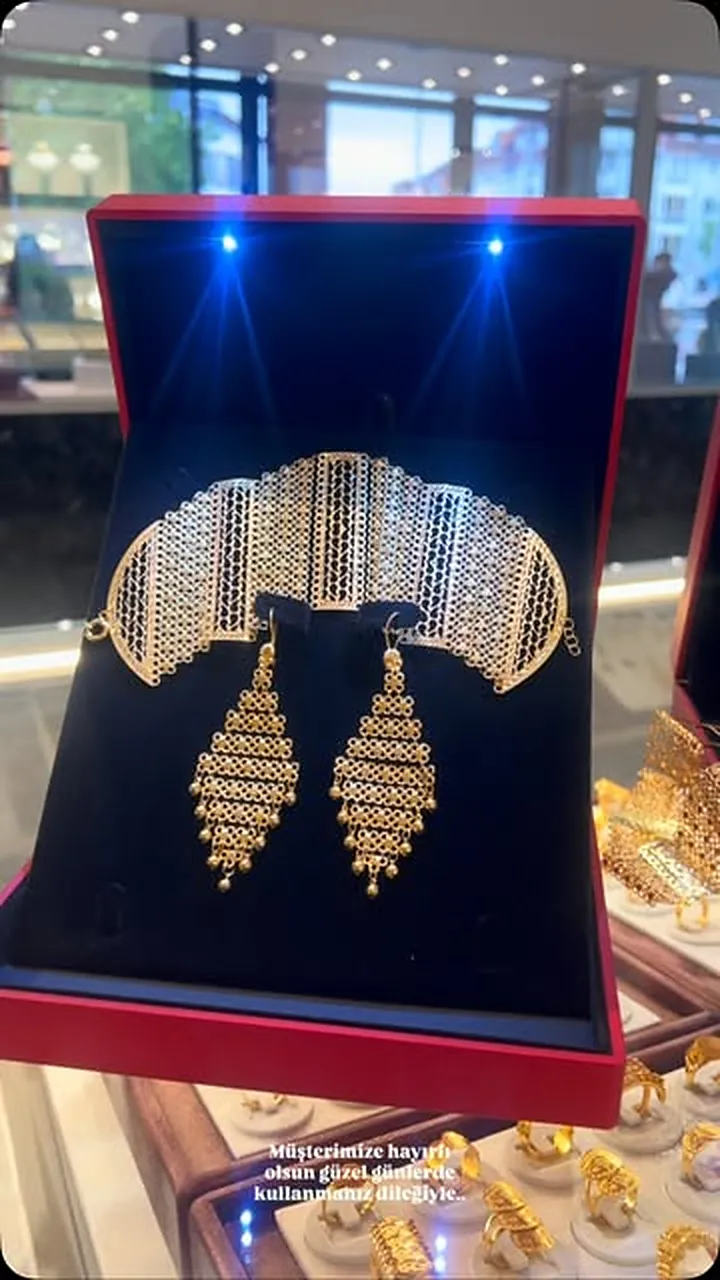 22 Karat Goldset mit Collier und Ohrringen in roter Schatulle