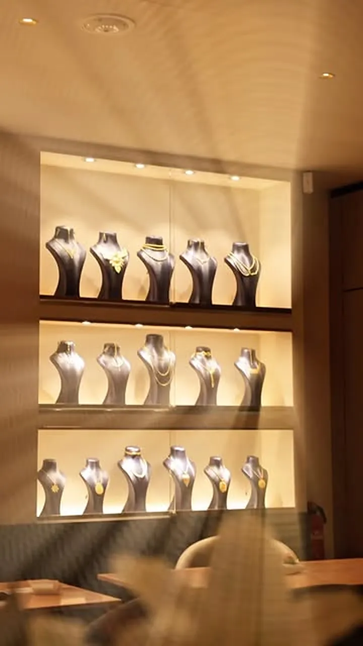 Beleuchtete Vitrinen mit Goldcolliers bei PF Jewelry